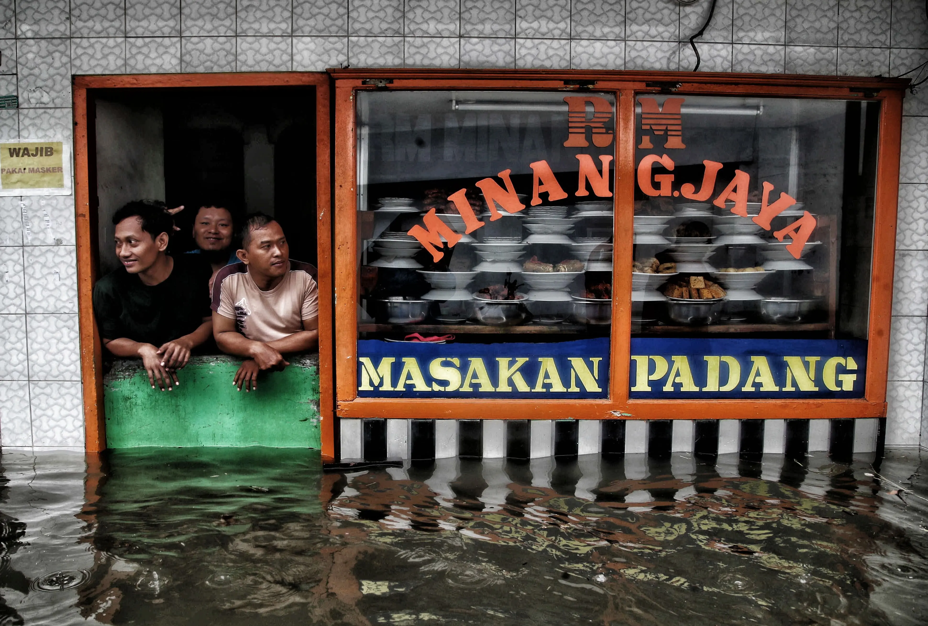 Rumah Makan Padang di kawasan Sunda Kelapa tak luput dari rob 2021