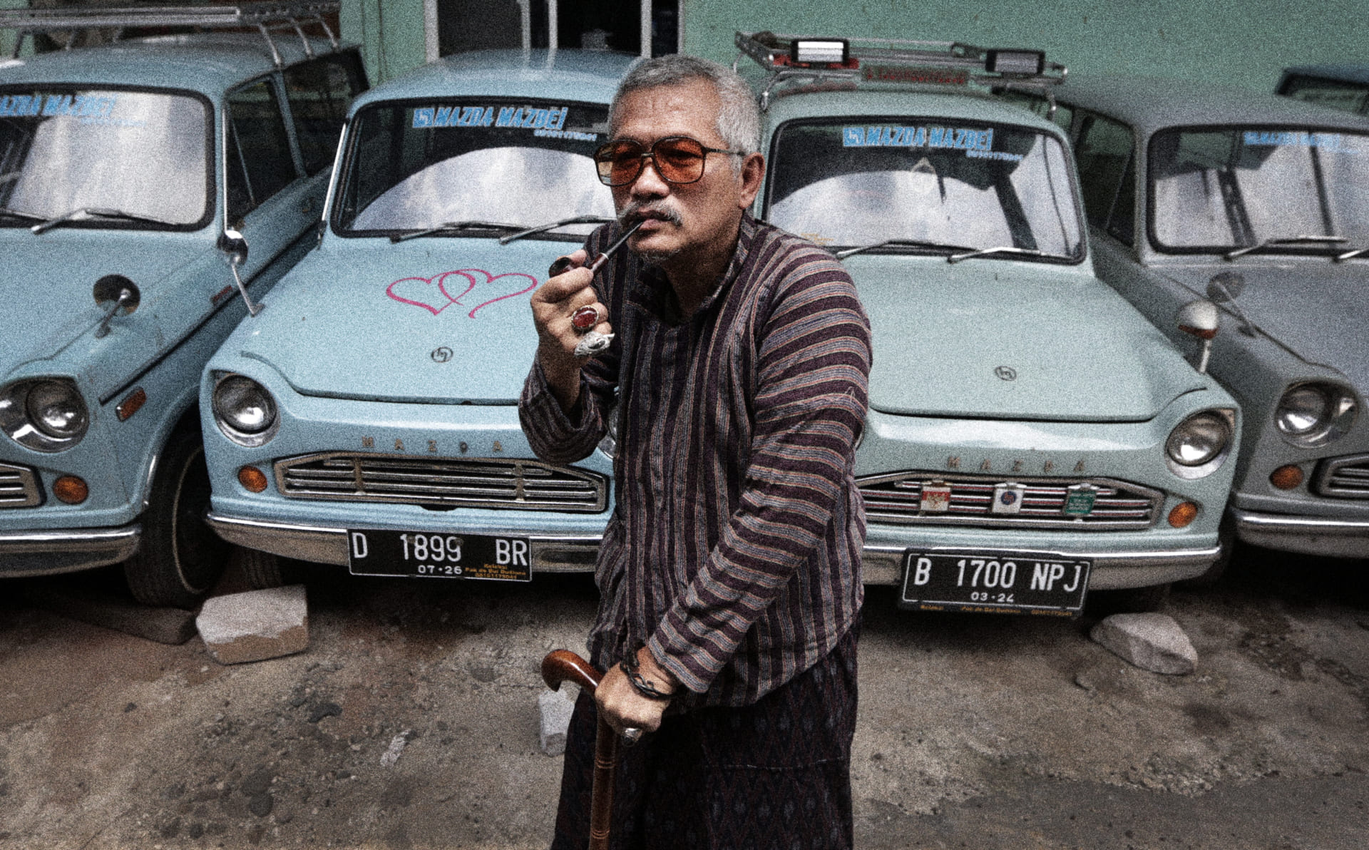 Warga mengintip kondisi rob dari balik rumahnya 2016
